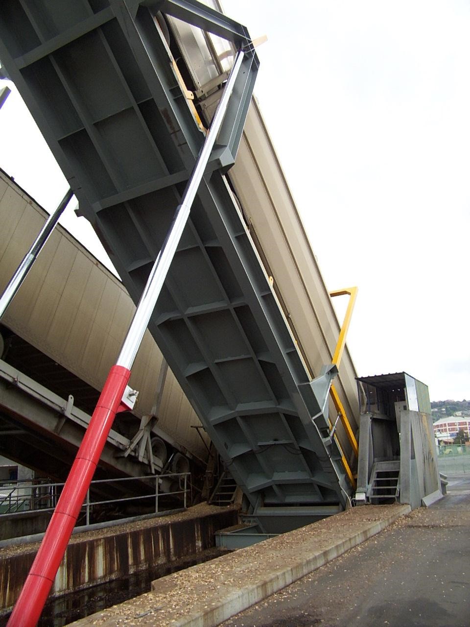 Hydraulic cylinders for bulk woodchip handling systems