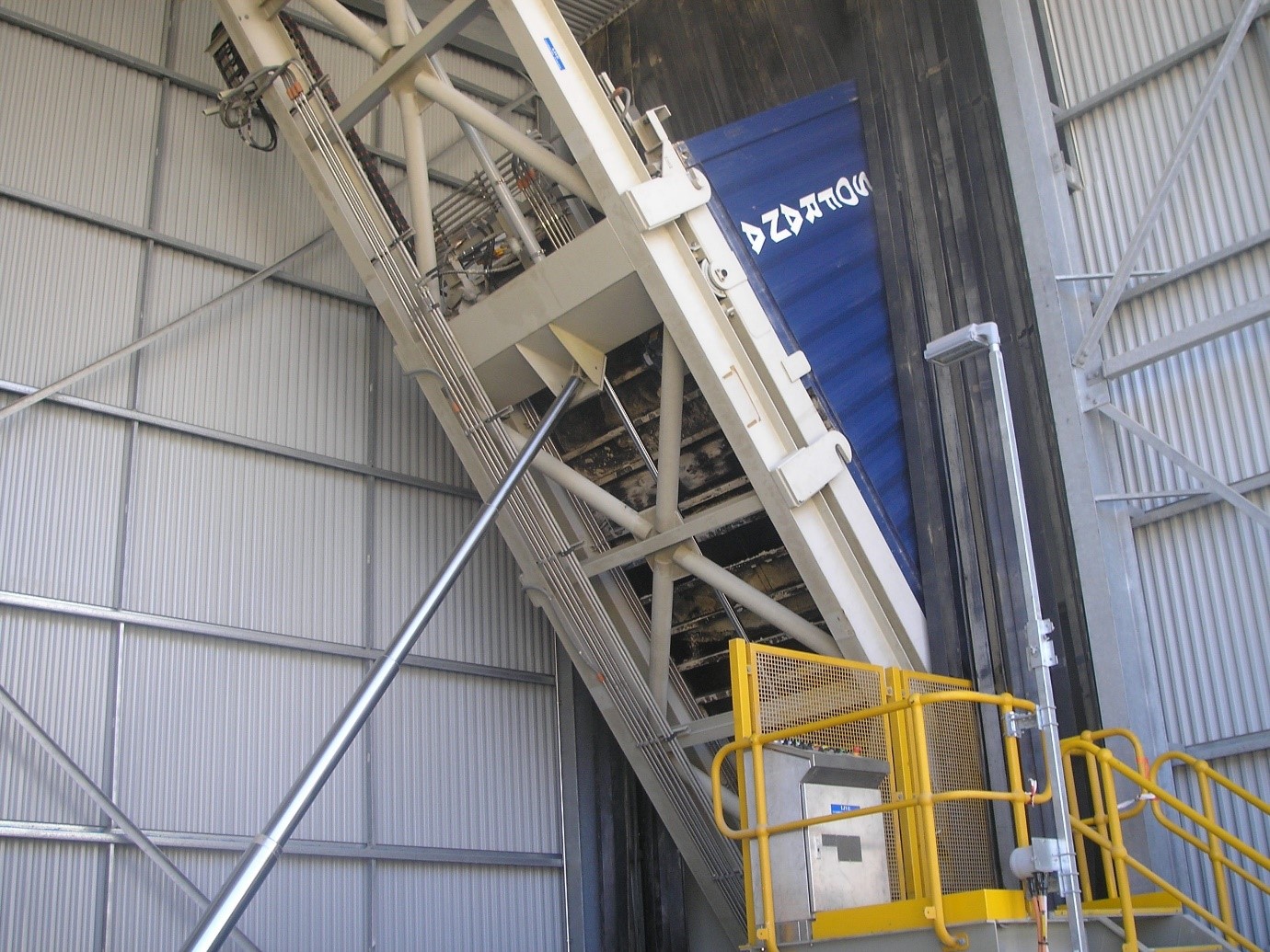 Hydraulic telescopic cylinders for lime baulk handling systems